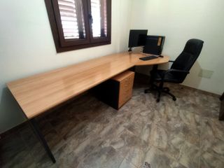 Mesa de escritorio con cajonera.