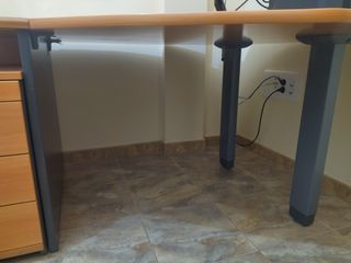 Mesa de escritorio con cajonera.