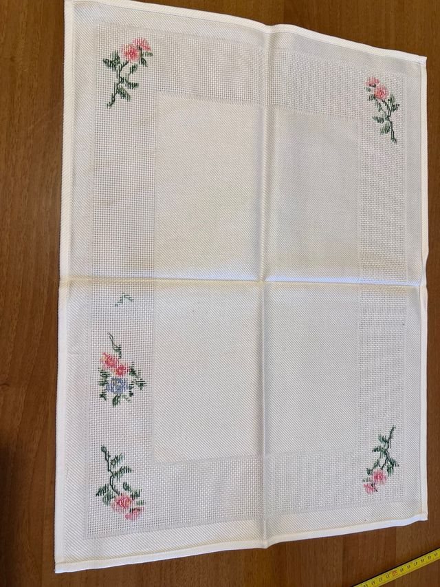 Tovaglietta bianca ricamata