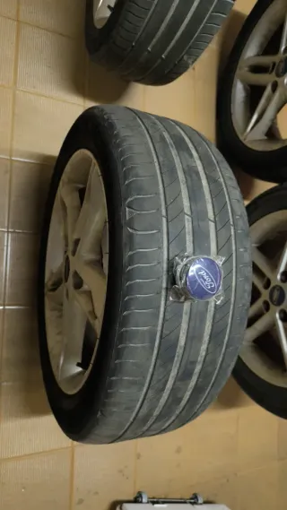 4 llantas FORD  con neumáticos