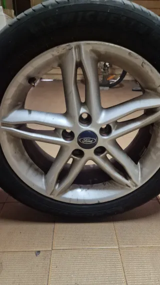 4 llantas FORD  con neumáticos