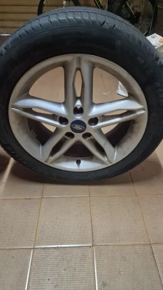 4 llantas FORD  con neumáticos