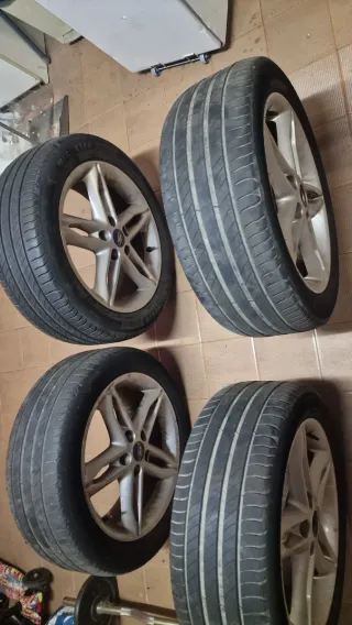 4 llantas FORD  con neumáticos