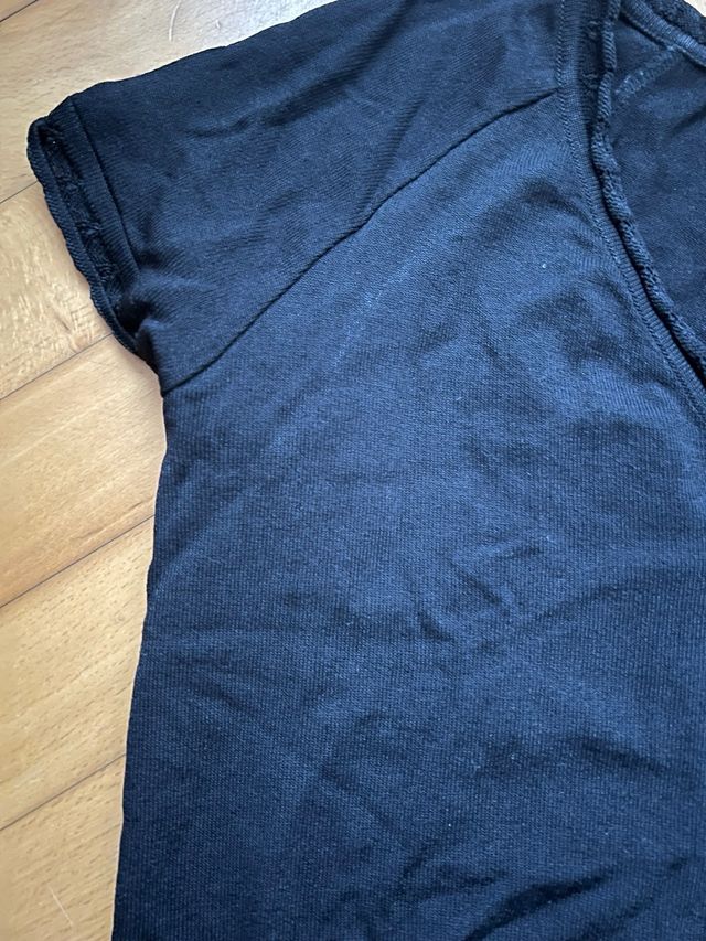 camiseta negra de escote en pico zara