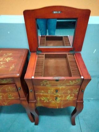 Mesitas de noche vintage / mesas auxiliares. Urge