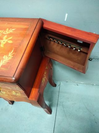 Mesitas de noche vintage / mesas auxiliares. Urge