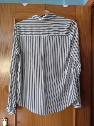 blusa de rayas blanca y negra