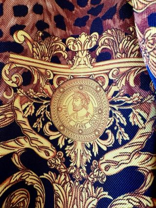 Chaqueta Versace con capucha y hombreras dorada