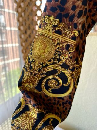 Chaqueta Versace con capucha y hombreras dorada