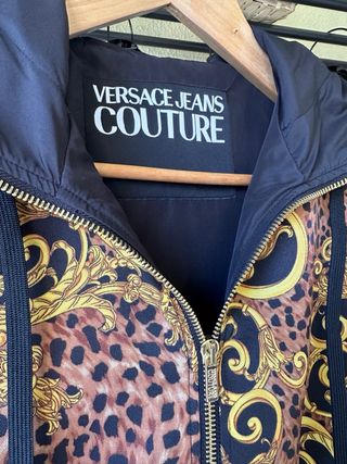 Chaqueta Versace con capucha y hombreras dorada