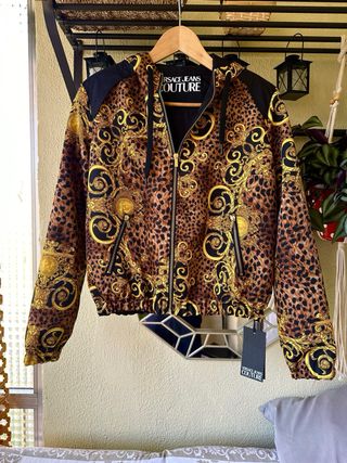 Chaqueta Versace con capucha y hombreras dorada