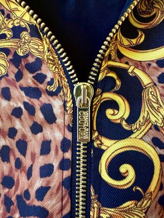 Chaqueta Versace con capucha y hombreras dorada