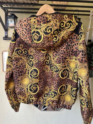 Chaqueta Versace con capucha y hombreras dorada