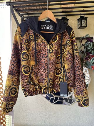 Chaqueta Versace con capucha y hombreras dorada
