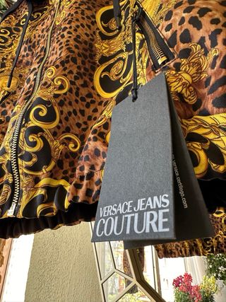Chaqueta Versace con capucha y hombreras dorada