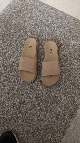 Cómodas sandalias marrones