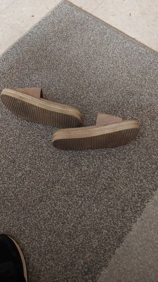 Cómodas sandalias marrones