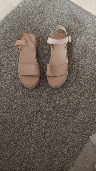 Bonitas sandalias con cuña de pullabear