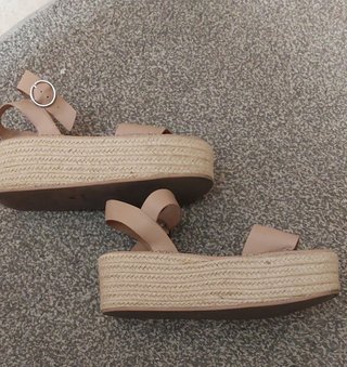 Bonitas sandalias con cuña de pullabear