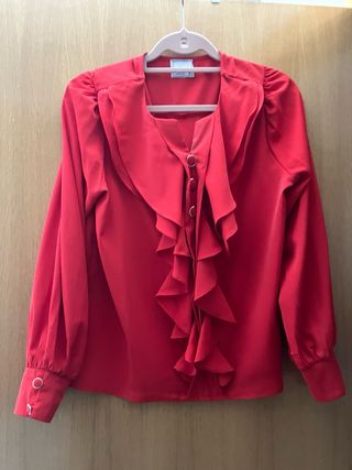 Camisa roja queda preciosa