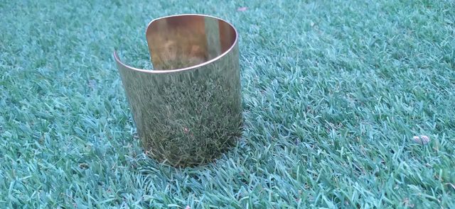 Pulsera de metal dorada