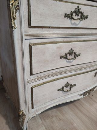 Cómoda antigua barrigona