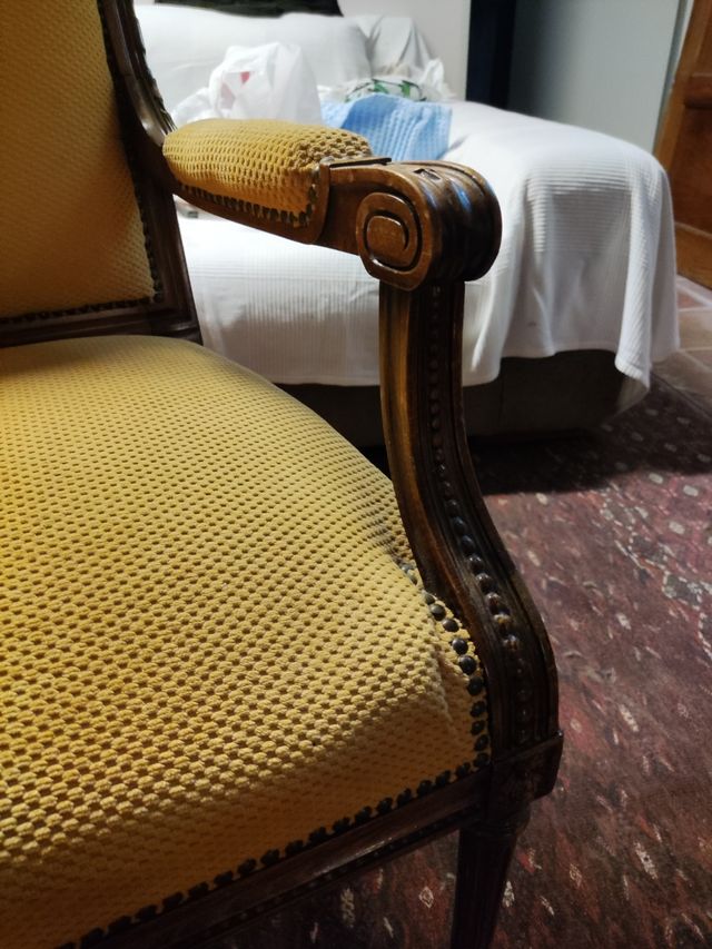 Butaca de madera antigua 