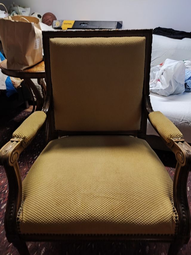 Butaca de madera antigua 