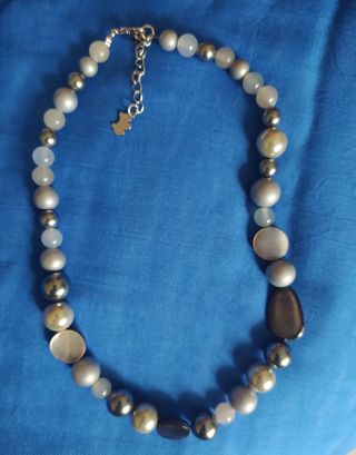 Collar gris plata