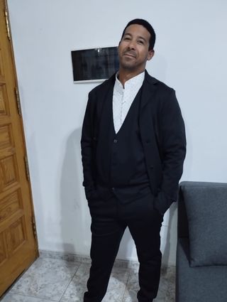 Traje con chaleco y saco y camisa 