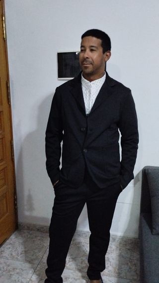 Traje con chaleco y saco y camisa 