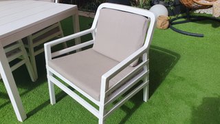 Mesa extensible y sillones exterior