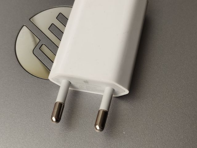 Cargador Apple con cable