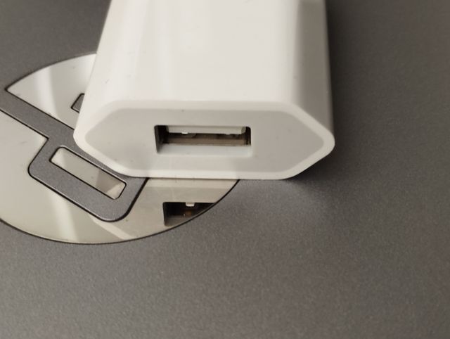 Cargador Apple con cable