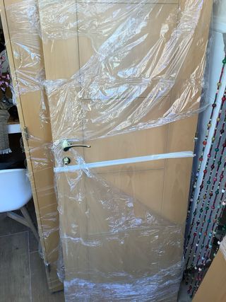 Puertas macizas con marcos.