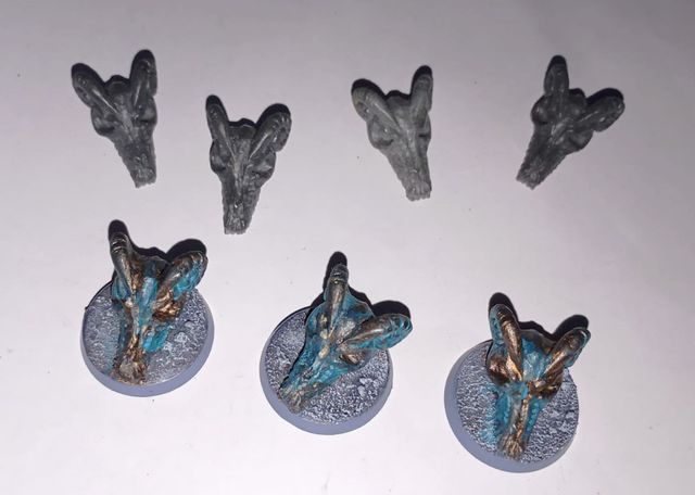 7 contadores de heridas/objetivos, las peanas son