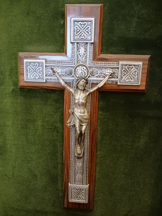 Crucifijo enmarcado en terciopelo 50años