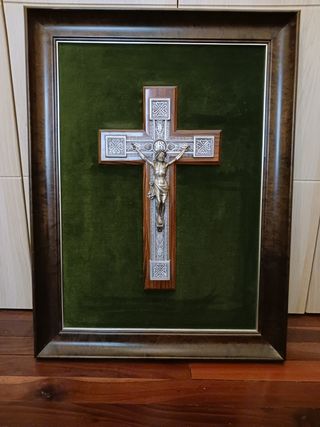 Crucifijo enmarcado en terciopelo 50años