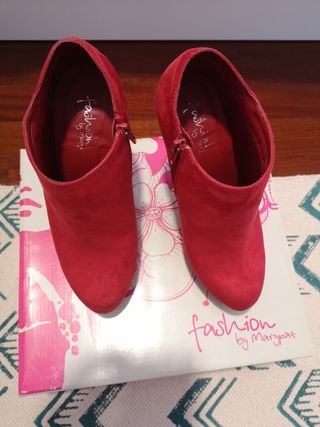 Zapatos de tacón rojos