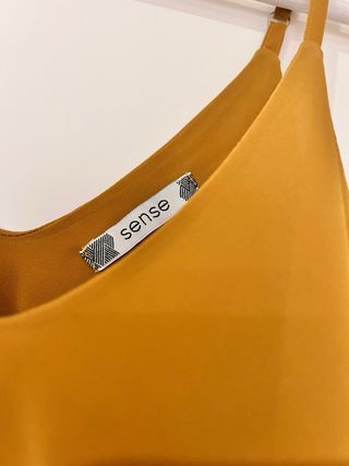 Camiseta mostaza de tirantes