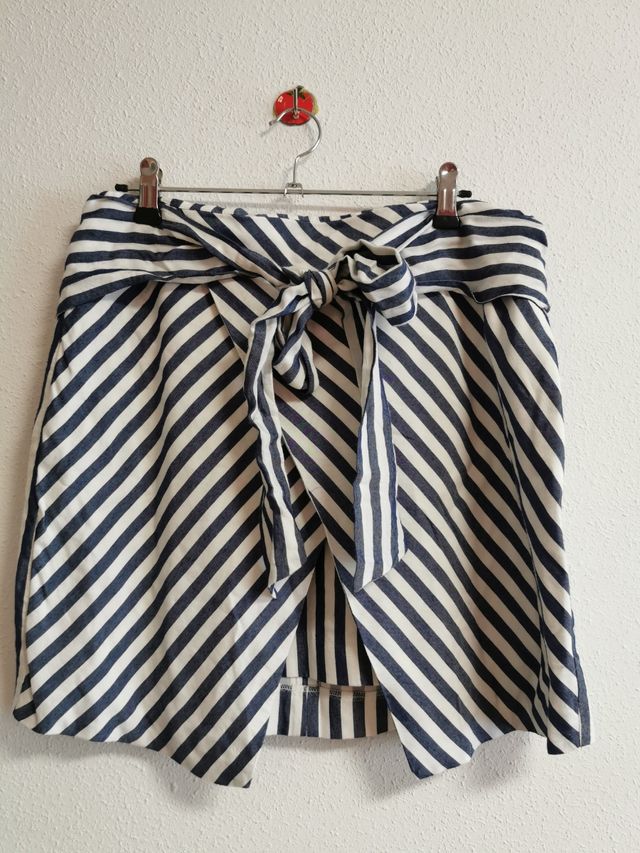Falda de chica talla L de Zara.