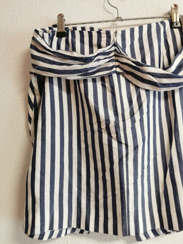 Falda de chica talla L de Zara.