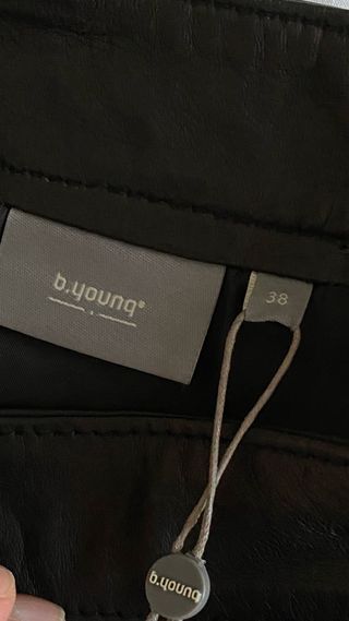 Falda corta de piel negra