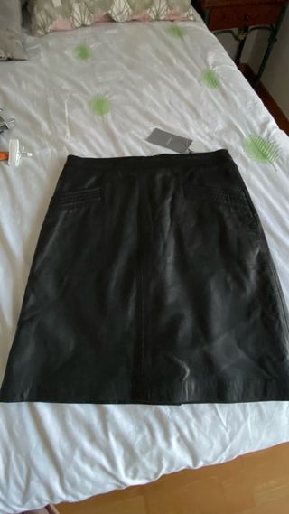 Falda corta de piel negra