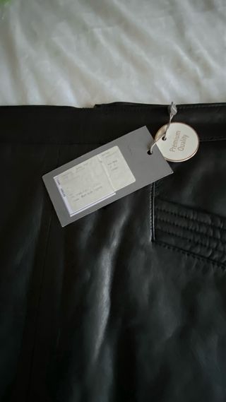 Falda corta de piel negra