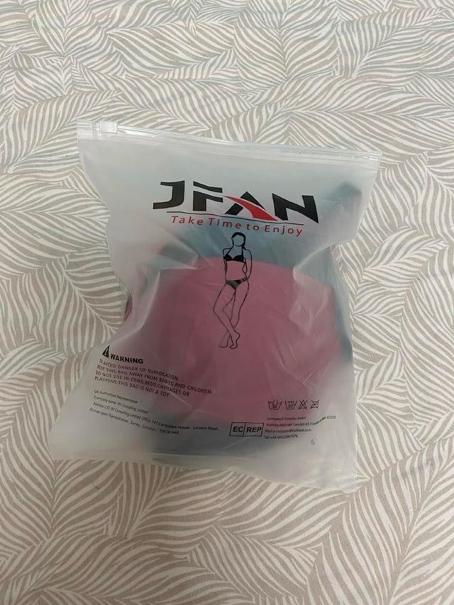 Bikini Negro y Rojo · Sin estrenar