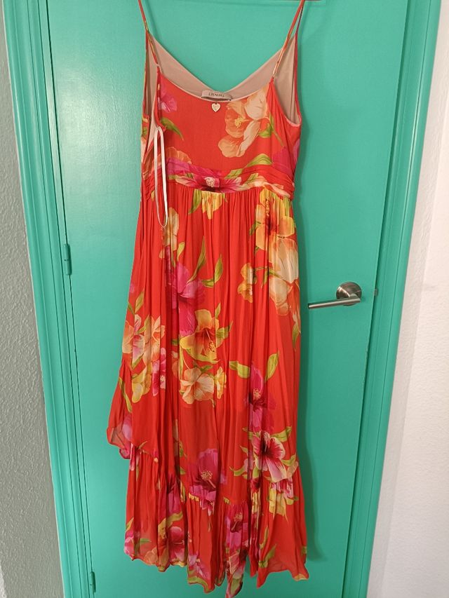 Vestido asimétrico naranja con flores