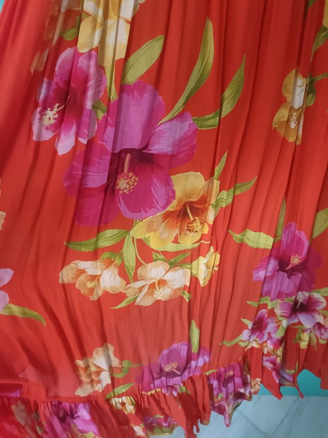 Vestido asimétrico naranja con flores