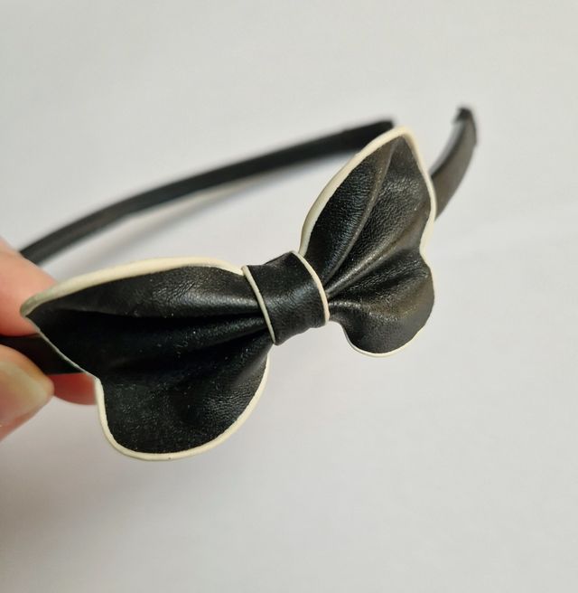 Cerchietto con fiocco in similpelle