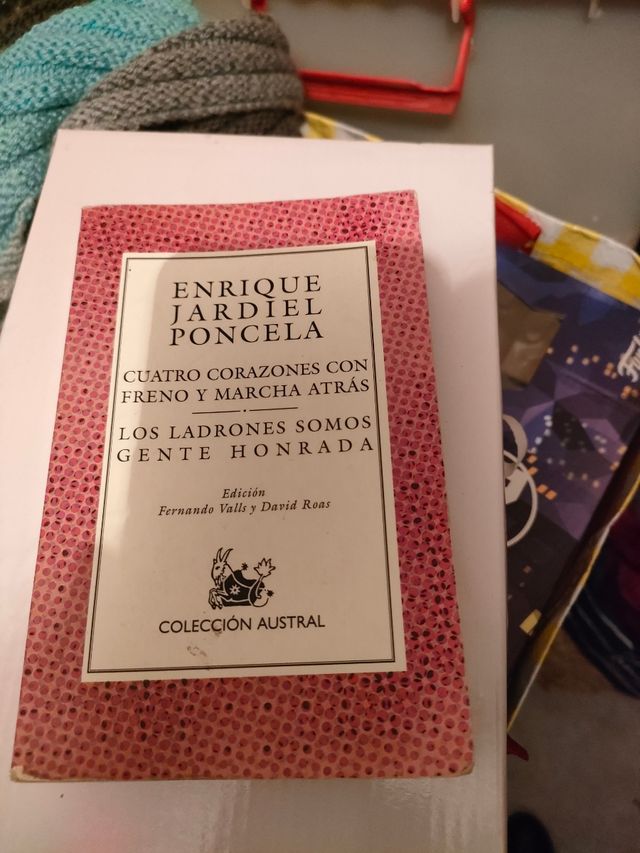 Libro 4 corazones con freno...y los ladrones somos